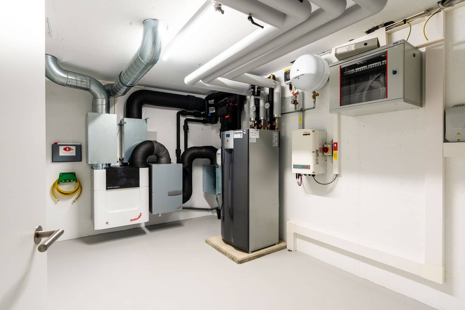 haller-architektur-neubau-efh-rothrist-heizung-lüftung Technikraum Keller Heizen und Leitungen