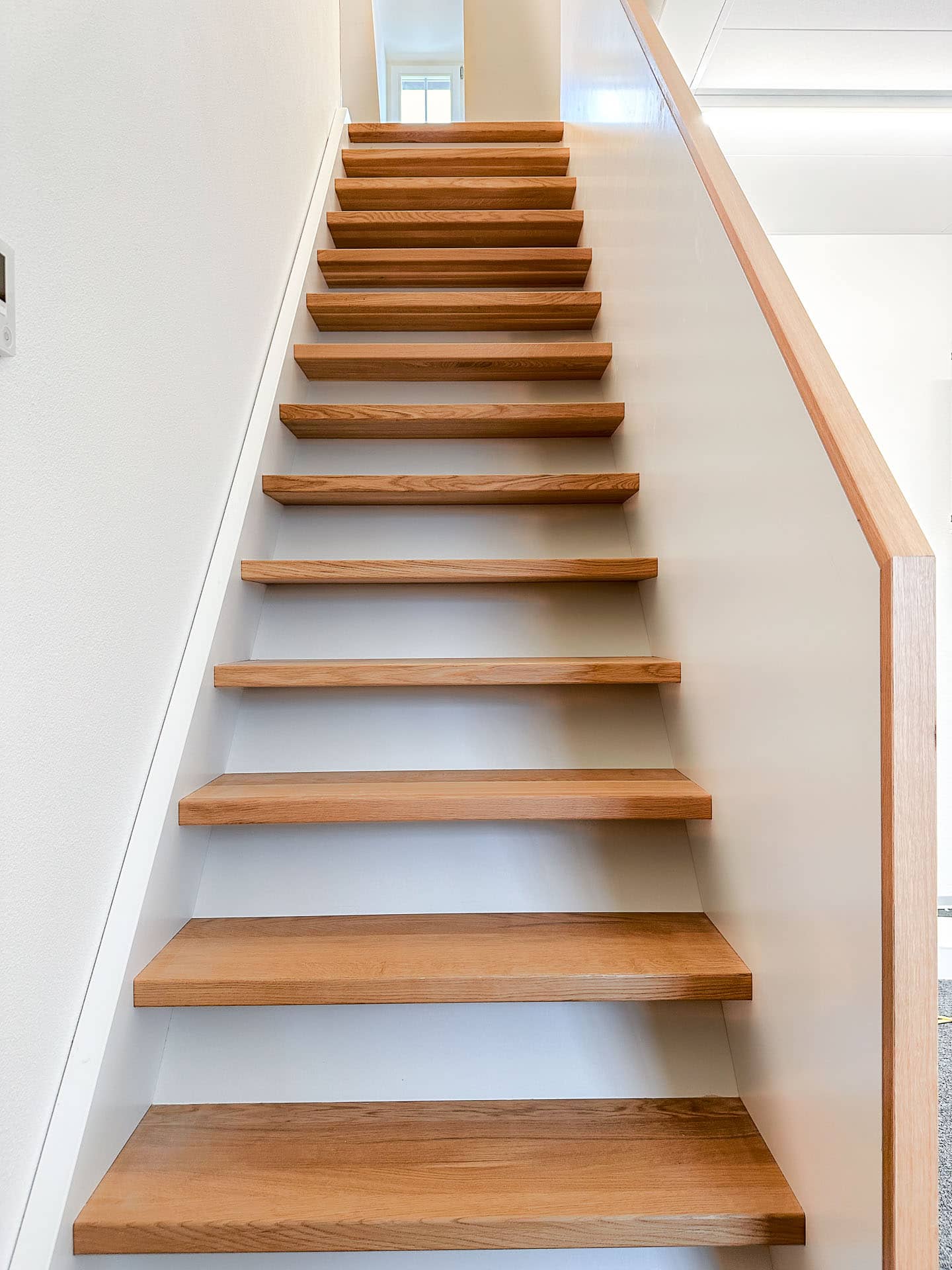 haller-architektur-umbau-clientis-oftringen-sparkasse-holz-treppe