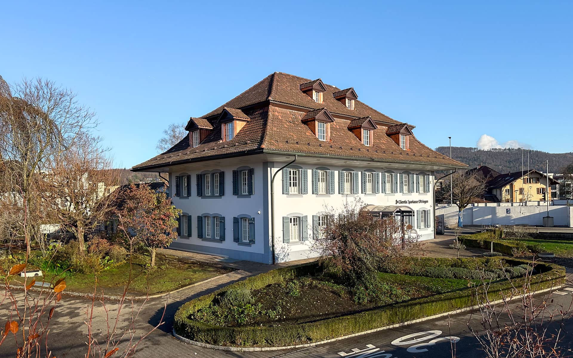 haller-architektur-umbau-clientis-oftringen-sparkasse-lukarne
